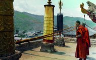 6. Joseph Rock - Choni Tibet - 1926. Prima del sesto giorno della sesta luna i monaci suonano corni lunghi oltre quattro metri per sollecitare i lama a prepararsi per lantica danza chiamata Chamngyon-wa