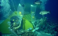 9.1. Robert Goodman - Mar Rosso - 1963. I sommozzatori del progetto Conshelf II di Jacques Cousteau difendono dai predatori i campioni che hanno raccolto