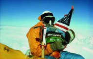 9.2. Luther Jerstad - Nepal - 1963. Barry Bishop posa con la bandiera di National Geographic sulla cima dellEverest. Una spedizione che gli sarebbe costata la perdita di tutte le dita dei piedi per il congelamento