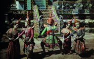 7. W. Robert Moore - Siam - anni Trenta. Un gruppo di danzatori rievoca alcuni episodi della vita di Phra Ruang fuori da un tempio